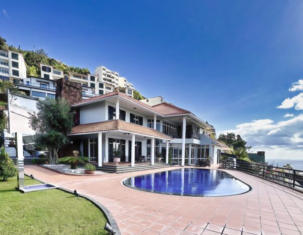 Villa in Funchal for sale with beautiful sea views and swimming pool
