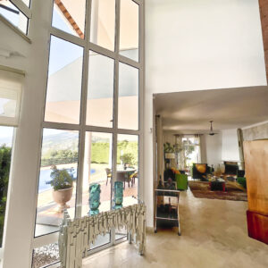 High Ceiling open area with plenty of natural light of a Villa with sea views for sale in Funchal