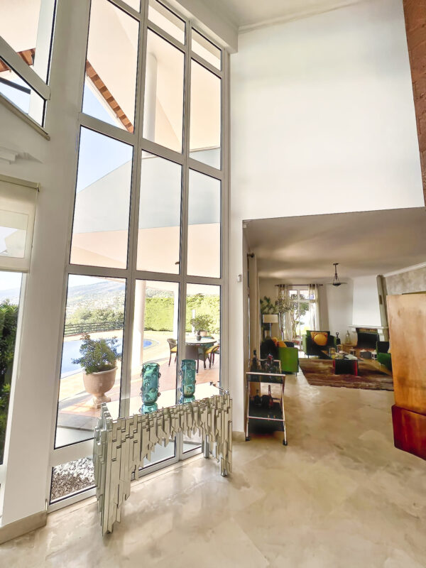 High Ceiling open area with plenty of natural light of a Villa with sea views for sale in Funchal