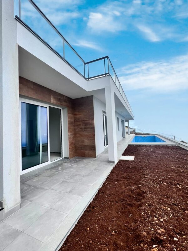 Gorgeous Newly Built 3 Bedroom in Canhas image of house and pool.
