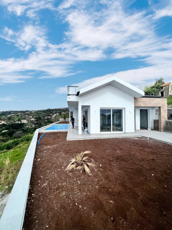A space to grow a garden in Canhas
