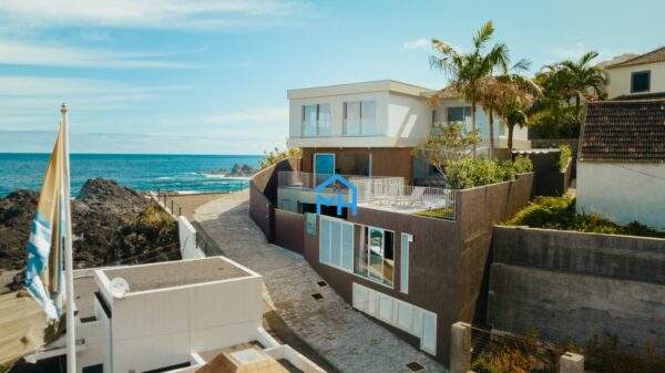 Driveway of Modern of Beach House Praia Laje seixal madeira